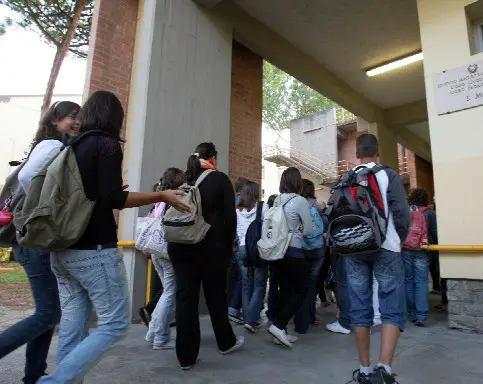Tredicenne insulta compagna: punizione "esemplare"