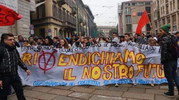 Milano, contro il "caro scuola": studenti occupano Agenzia Entrate