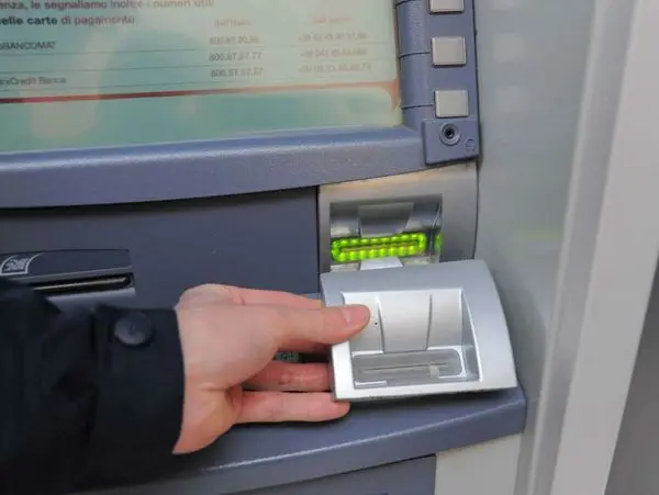 Arrestata banda di rumeni: saccheggiavano bancomat con metodo "reversal cash trapping"