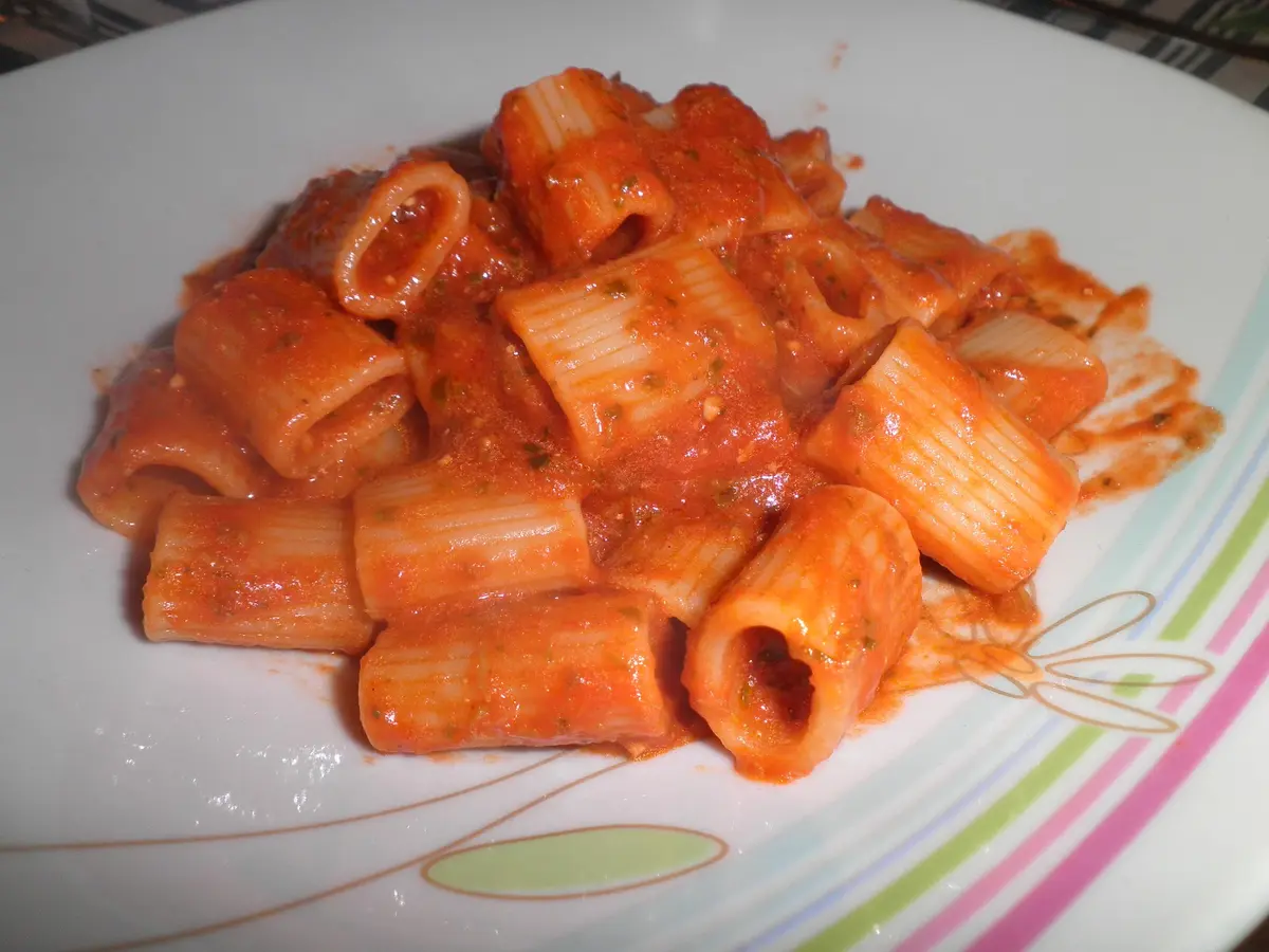 Rigatoni al pesto rosso