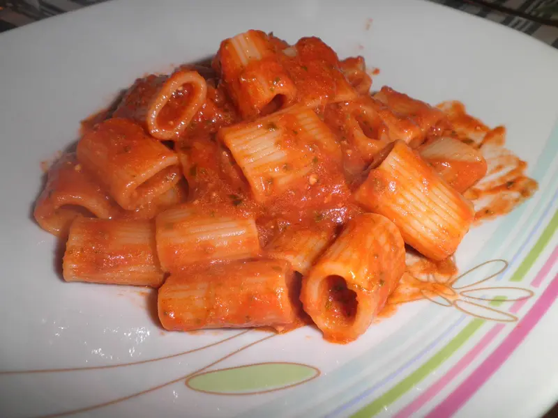 Rigatoni al pesto rosso
