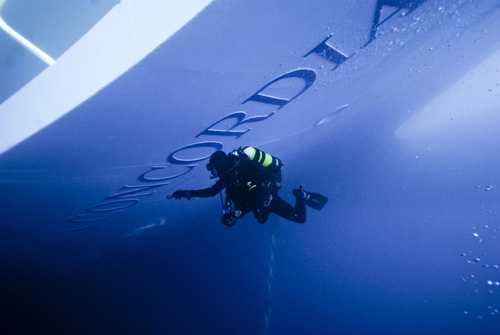 Costa Concordia: trovati altri resti nel relitto della nave, si procede all'esame del DNA