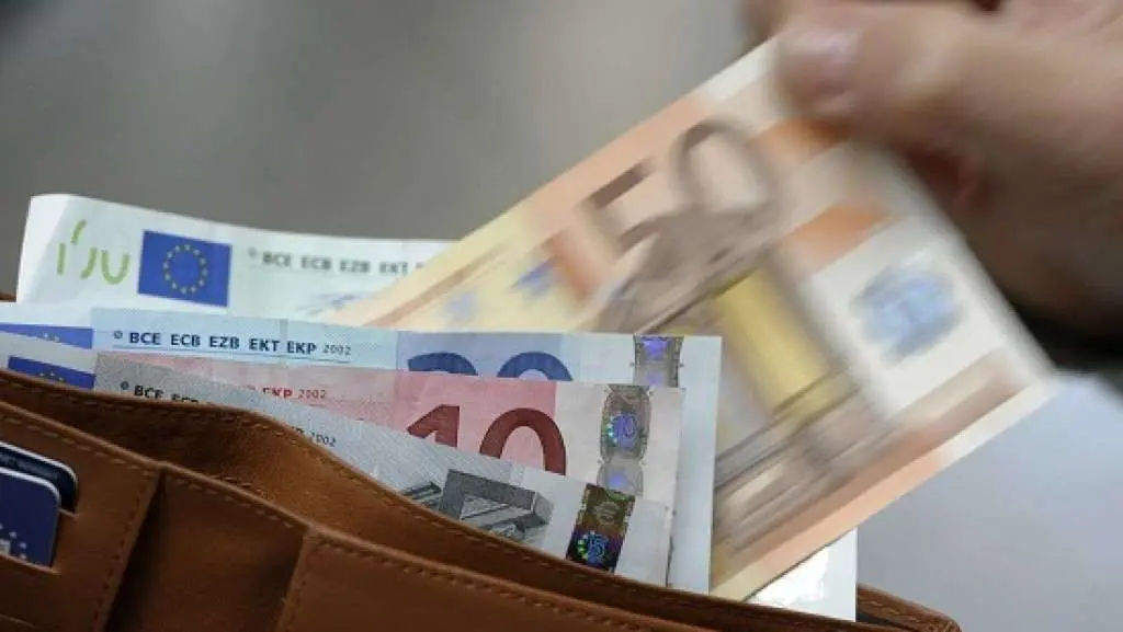 Aumento dell'Iva: fino a 349 euro in più a famiglia. Confcommerico:  Italia stremata