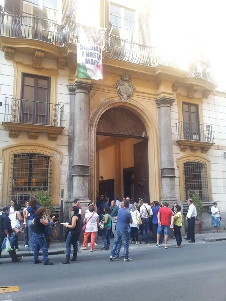 "Non siamo studenti di serie B".  Ragazzi diversamente abili e assistenti in piazza insieme