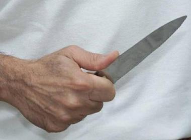 Sedicenne picchia e minaccia i genitori