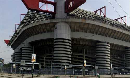 Milano, due tifosi del Napoli accoltellati