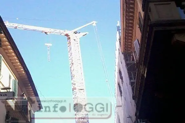 Bologna: Uomo sale su una gru e minaccia suicidio "sono senza lavoro"