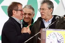 Maroni: «Lega a congresso il 14-15 dicembre». Bossi: «Molti mi vogliono candidato»