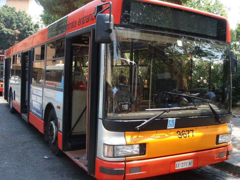 "Sporco italiano"! Un immigrato assalta bus e aggredisce l'autista