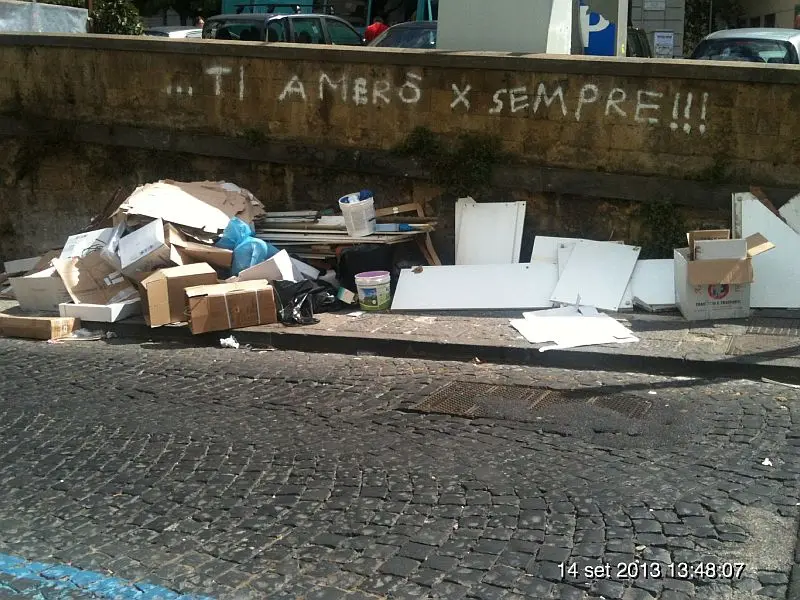 Rifiuti al Vomero: guerra agli incivili che degradano il quartiere