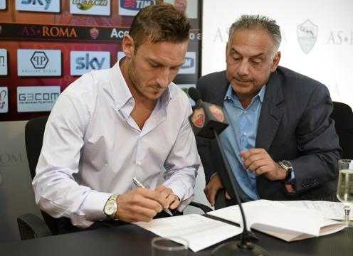 Totti, una vita in giallorosso: il capitano rinnova fino al 2016