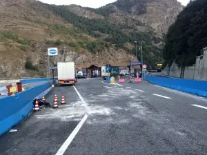 Scontro sull'A32, auto finisce sotto un tir: un morto e quattro feriti