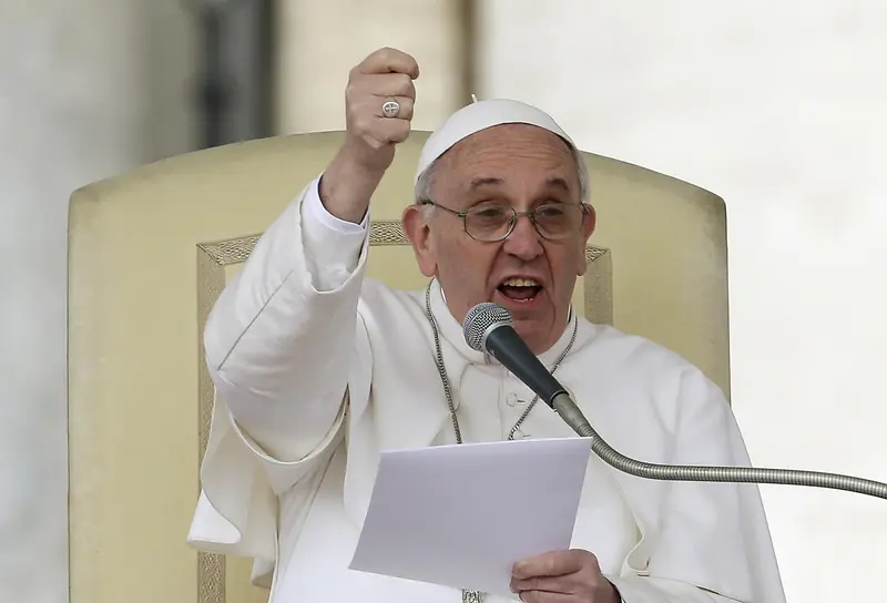 Papa: "Un buon cattolico si immischia in politica. I governanti amino i cittadini"