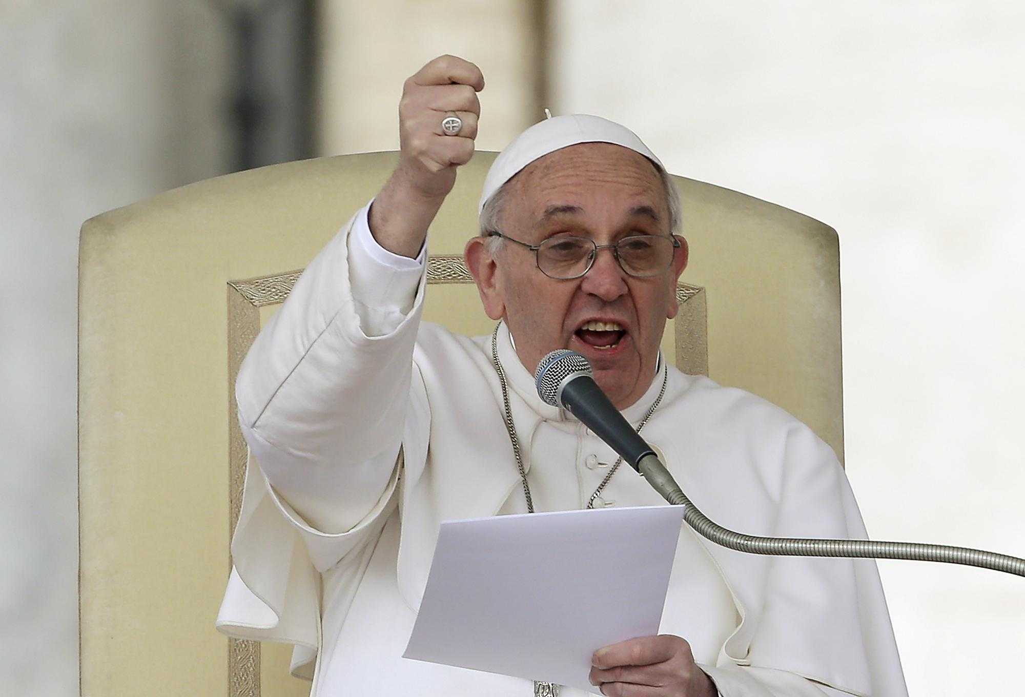 Papa: "Un buon cattolico si immischia in politica. I governanti amino i cittadini"