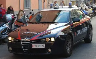 Pescara: giovane agli arresti domiciliari aggredisce vigile e cinque carabinieri