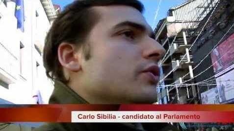 Montecitorio, il deputato M5S Carlo Sibilia tra gli occupanti sul tetto