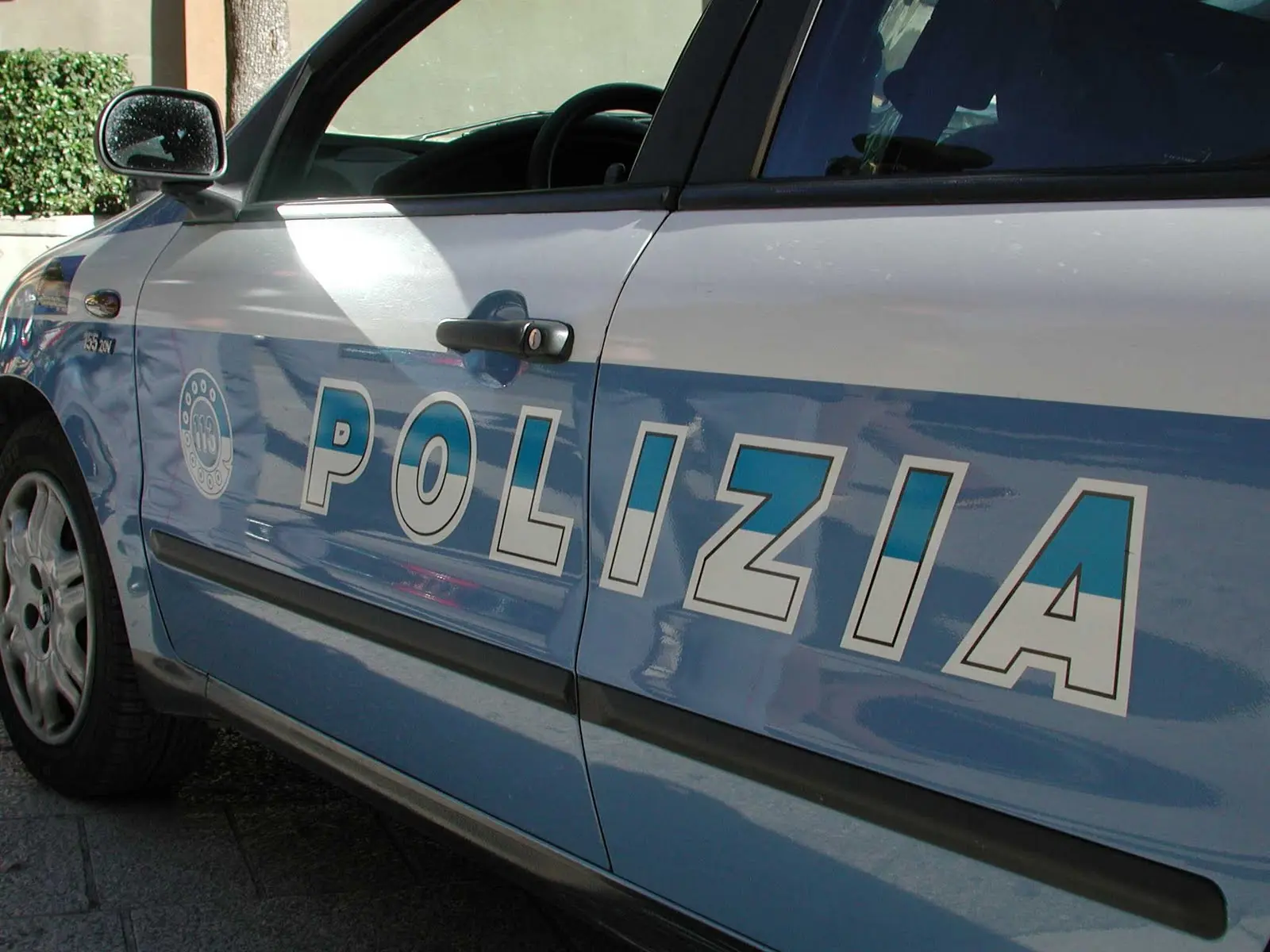 Napoli: madre e figlia picchiano una diciannovenne perchè rivale in amore