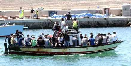 Siracusa, soccorso barcone migranti: un morto a bordo