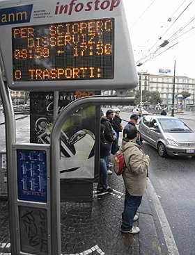 Napoli: bisogna adeguare le fermate dei mezzi pubblici
