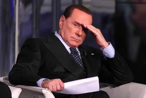 Pdl, Berlusconi convoca vertice a Roma. Grillo: «hanno trovato il cavillo per salvarlo»