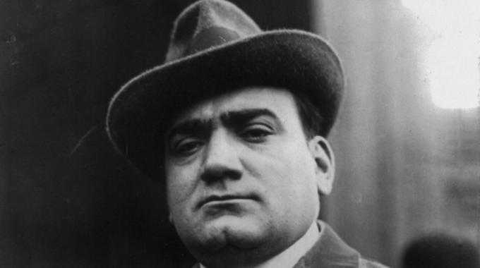 Appello al Comune di Napoli per il tenore Enrico Caruso
