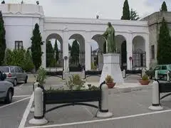 Una stele in memoria dei caduti in servizio della Polizia locale