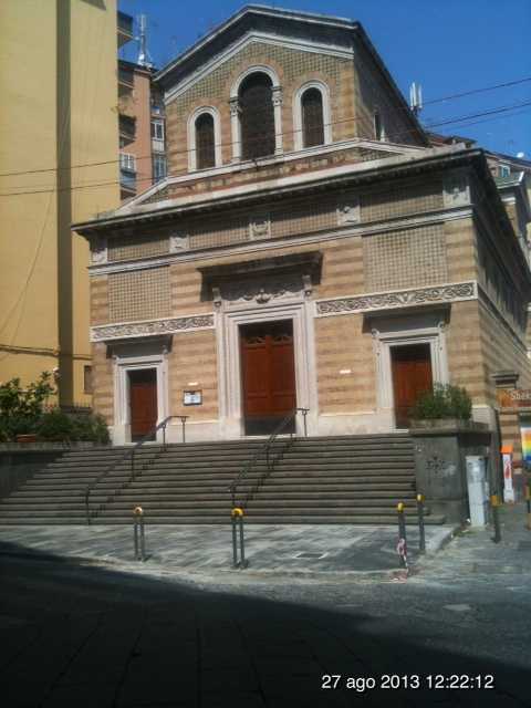 Vomero: marciapiedi dinanzi alla chiesa di S. Gennaro ad Antignano