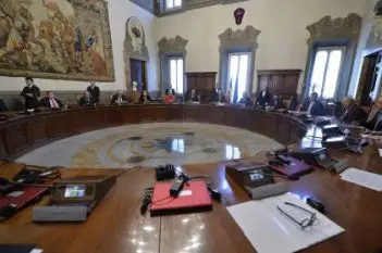 È il giorno dell'Imu, intesa vicina. Ma Monti attacca: «il Governo si è arreso al Pdl»