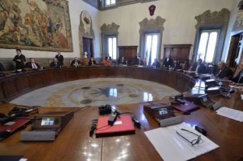 È il giorno dell'Imu, intesa vicina. Ma Monti attacca: «il Governo si è arreso al Pdl»