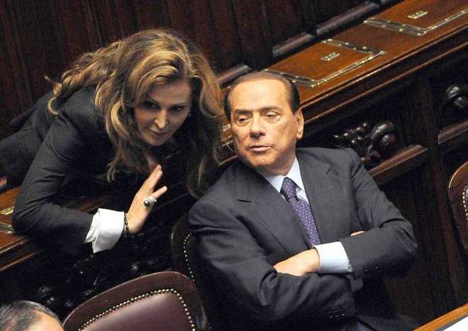 Pdl, Berlusconi tappa le ali ai "falchi": «Non fornite dichiarazioni»