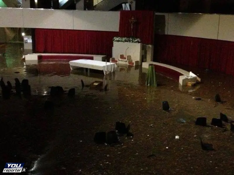 Maltempo Sicilia: città sott'acqua. Disagi a Palermo e Catania. A Siracusa una famiglia senza casa