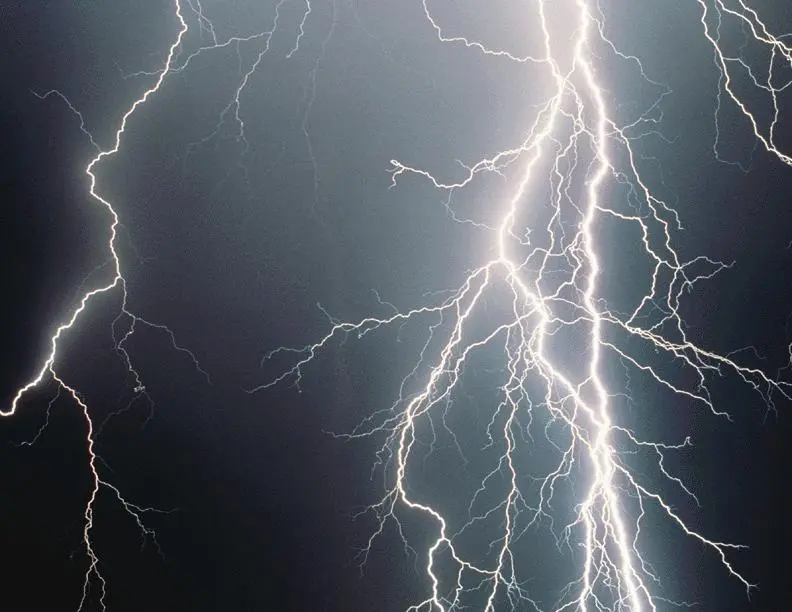 Ragusa, tempesta di fulmini folgora un pensionato