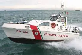 Fermo: pedalò si rovescia in mare, disperso 16enne