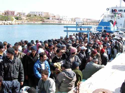 Sicilia, nuovi sbarchi di migranti. In 77 approdano a Lampedusa e un centinaio a Catania
