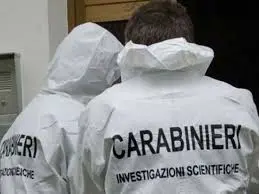 Milano, padre e figlia trovati morti in casa. Ipotesi suicidio-omicidio