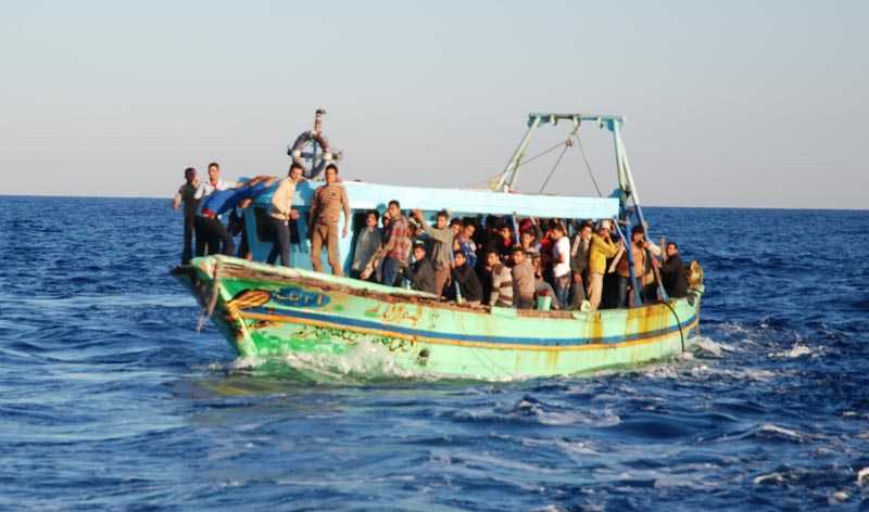 Sicilia, ancora sbarchi nel siracusano. I bagnanti aiutano i migranti
