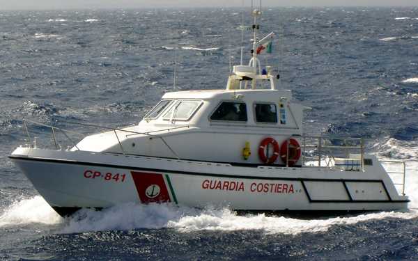 Calabria: barca a vela con 42 immigrati, tra cui una donna incinta, approda a Bova Marina (RC)