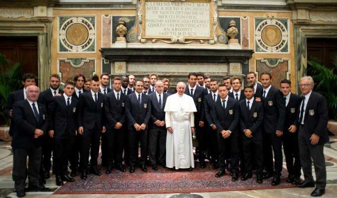 Calcio, Italia e Argentina in visita da Papa Francesco: «siate sempre uomini portatori di umanità»