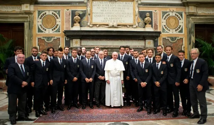 Calcio, Italia e Argentina in visita da Papa Francesco: «siate sempre uomini portatori di umanità»