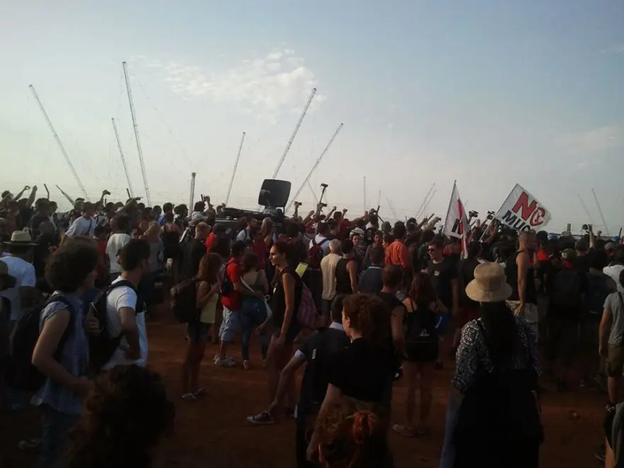 No Muos: 1.500 manifestanti per dire no alla base Usa. Scontri con la polizia