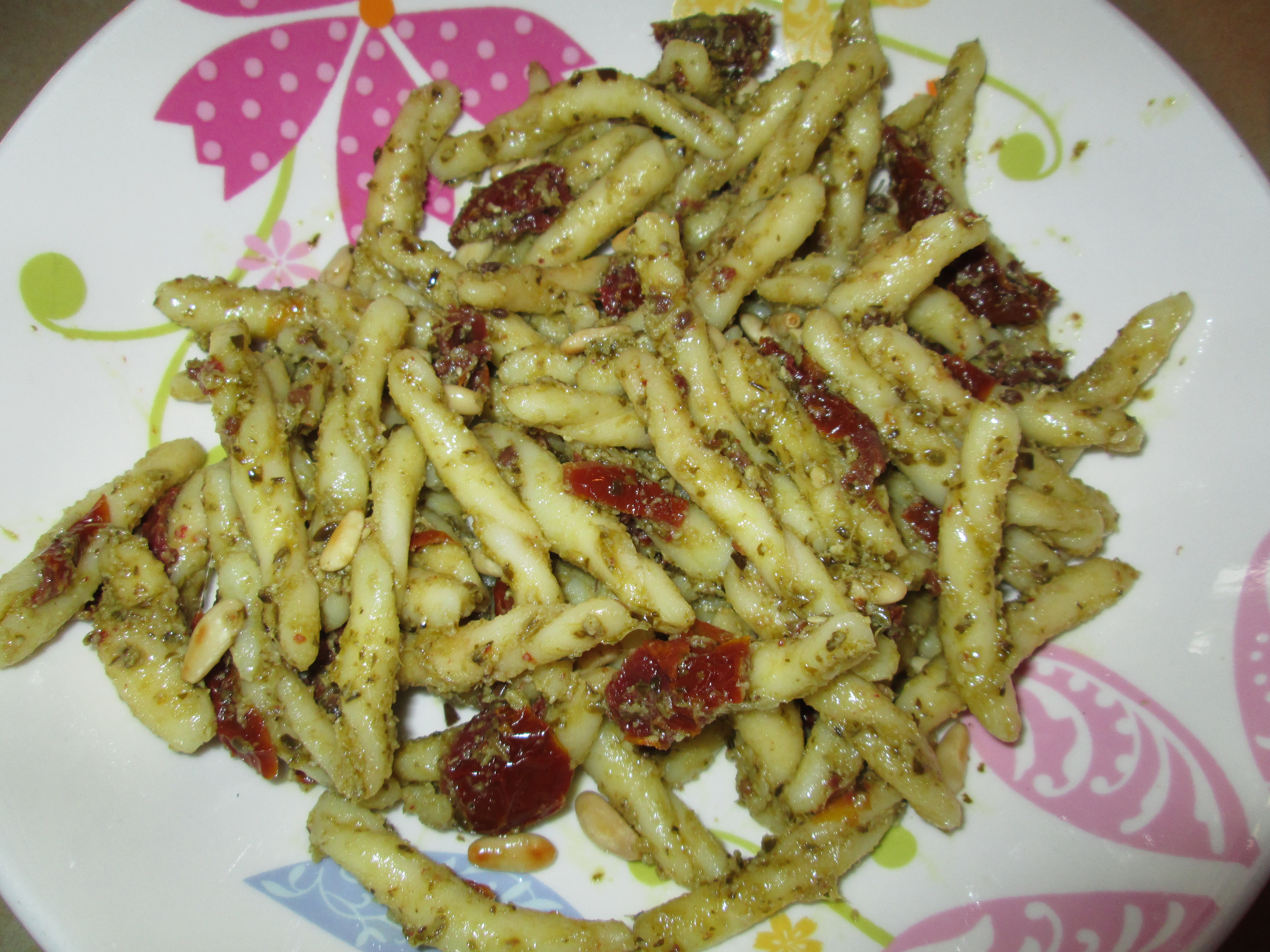 Trofie fredde con pesto e pomodori secchi