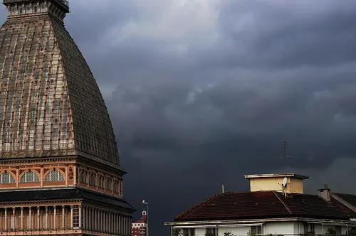 Violento nubifragio nel Torinese e tromba d'aria nel Cuneese: un morto