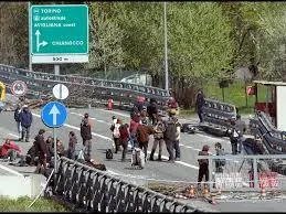 Occupazione No-Tav sull'autostrada A32: trovati chiodi a 4 punte