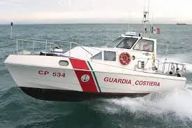 Pozzuoli: un motoscafo imbarca acqua e rischia di affondare