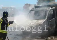 Distrutti in fiamme due automezzi della nettezza urbana Aimeri a Catanzaro