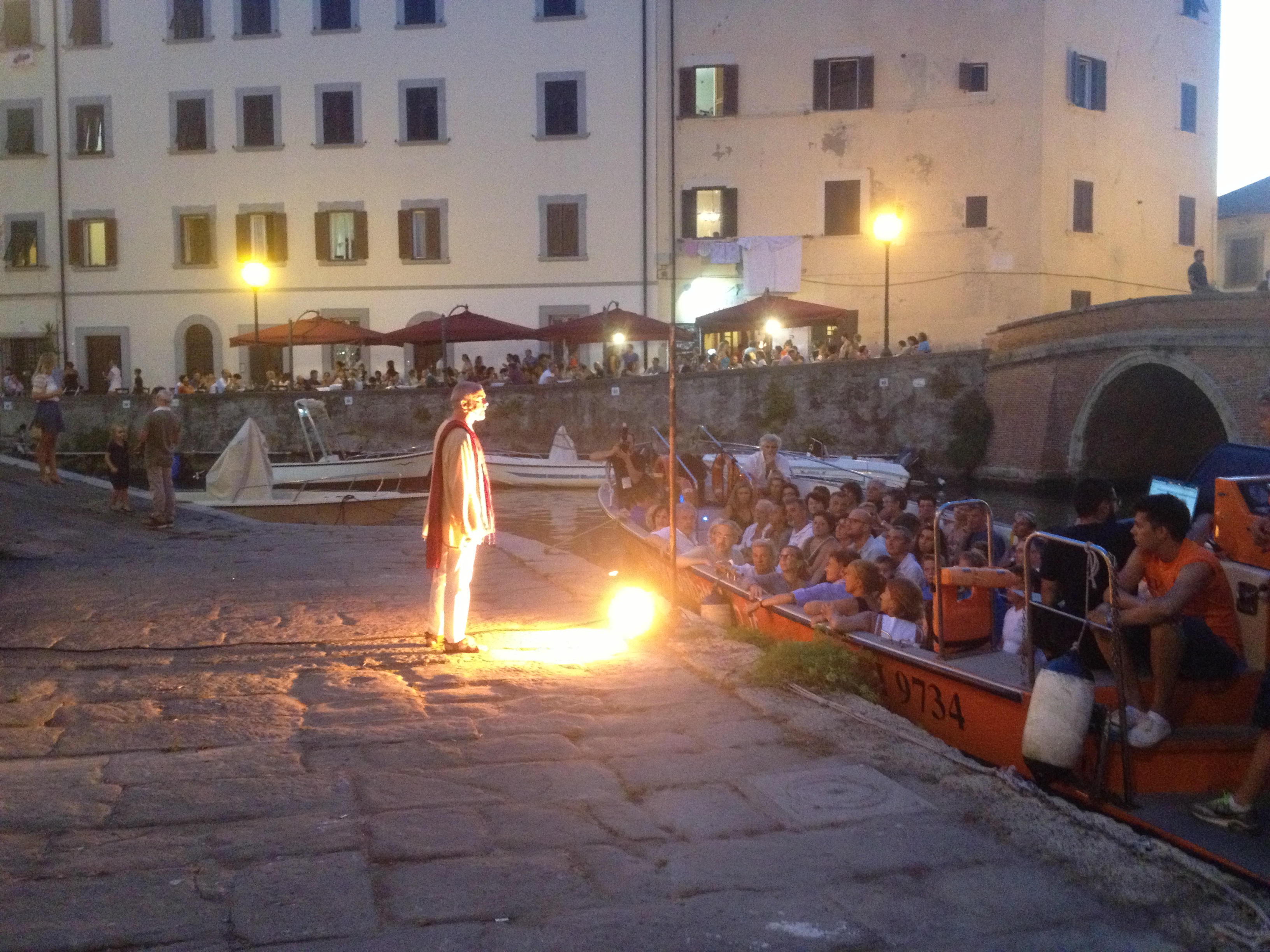 I fossi si tingono d'Inferno per l'Effetto Venezia di Gianluigi Tosto