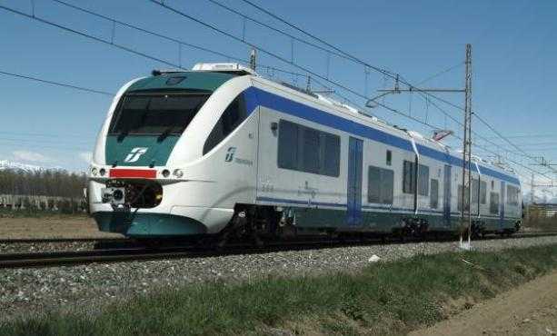 Donna tenta suicidio con treno in corsa: macchinista la salva