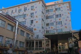 Minorenne alla guida investe il fratellino: è grave