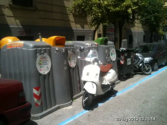 Napoli, via Tino di Camaino: strisce blu anche per la differenziata