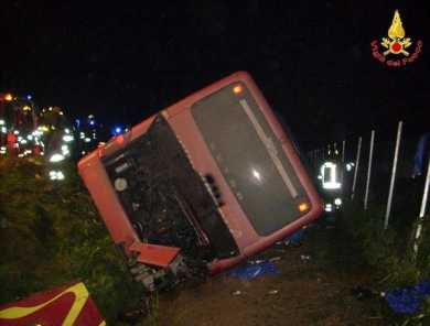 Incidente mortale sull'A16: Autobus cade in una scarpata. Sono 7 le vittime accertate
